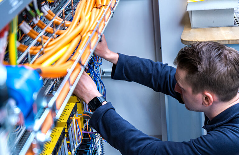 Switch cabinet production: specializing in different sizes and customer-specific designs