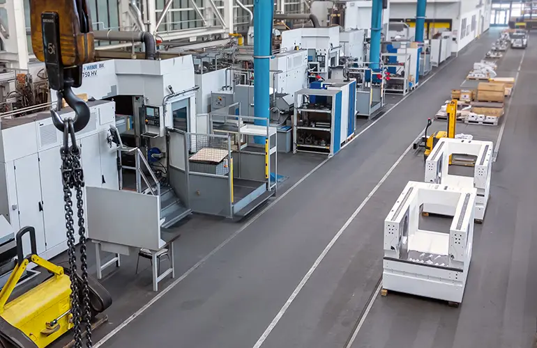 Machining centers in a production hall. They enable CNC milling of individual and series-produced components.