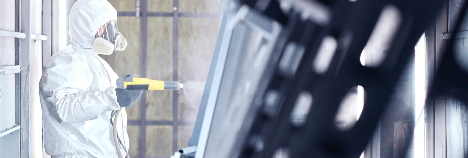 Manual powder coating of a metal component – powder application for durable industrial surfaces