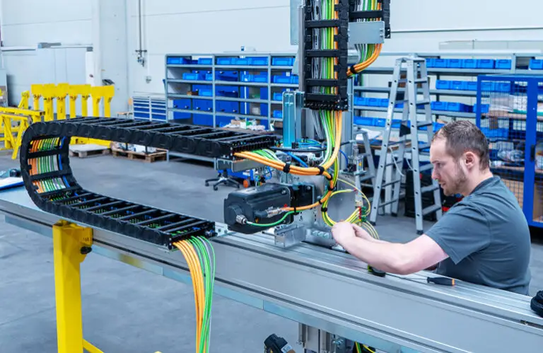 Dreiachsiges Portalsystem mit linearen Führungsschienen in X-, Y- und Z-Richtung für automatisierte Handhabungsaufgaben.